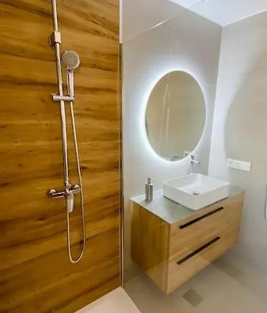 Golden Ocean View & Pool Apartment